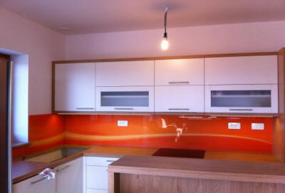 steklo v kuhinji vektor oranžen