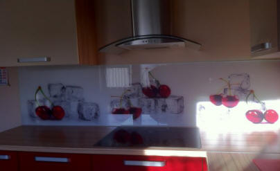 steklo v kuhinji češnje