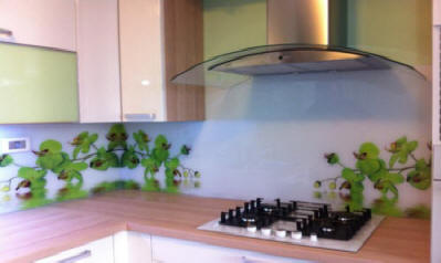 steklo v kuhinji yelene orhideje